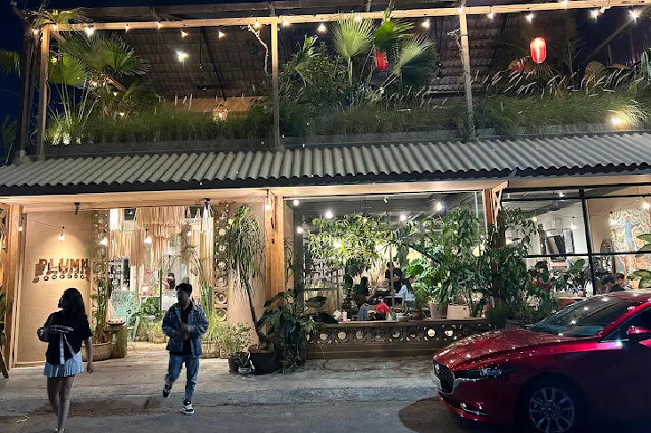 Thi công bảng hiệu Plumm Kafe Mỹ Tho - quán cafe thơ và đẹp đến nao lòng By Khada Decor