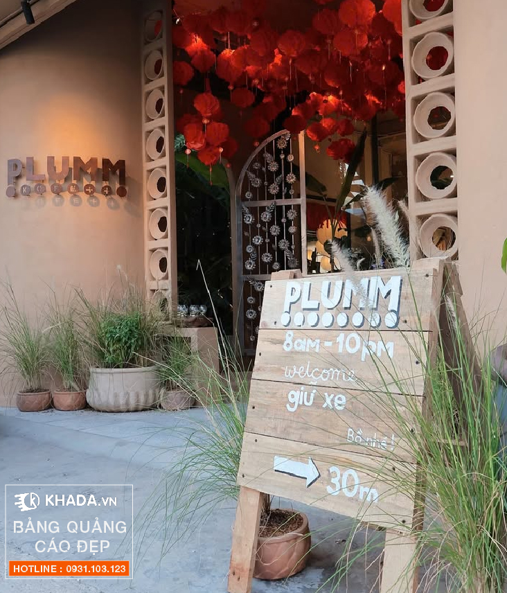 Thi công bảng hiệu Plumm Kafe Mỹ Tho - quán cafe thơ và đẹp đến nao lòng By Khada Decor