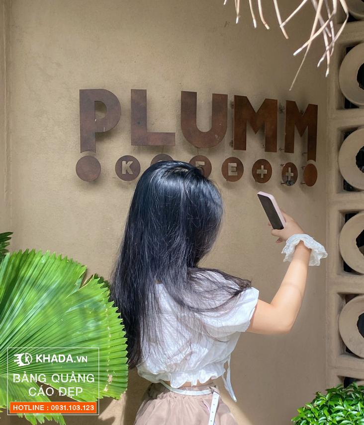Thi công bảng hiệu Plumm Kafe Mỹ Tho - quán cafe thơ và đẹp đến nao lòng By Khada Decor