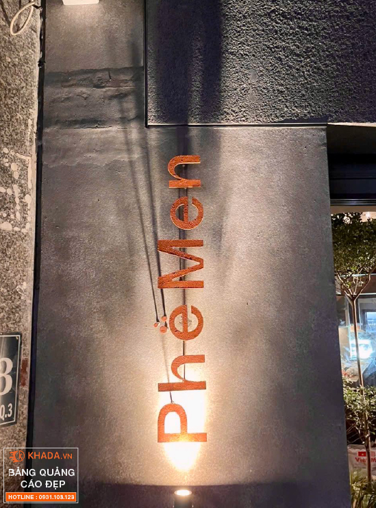 Nhận Diện Thương Hiệu với Xu Hướng Bảng Hiệu Chữ Nổi Sắt Thép Sơn Rỉ Sét Độc Đáo