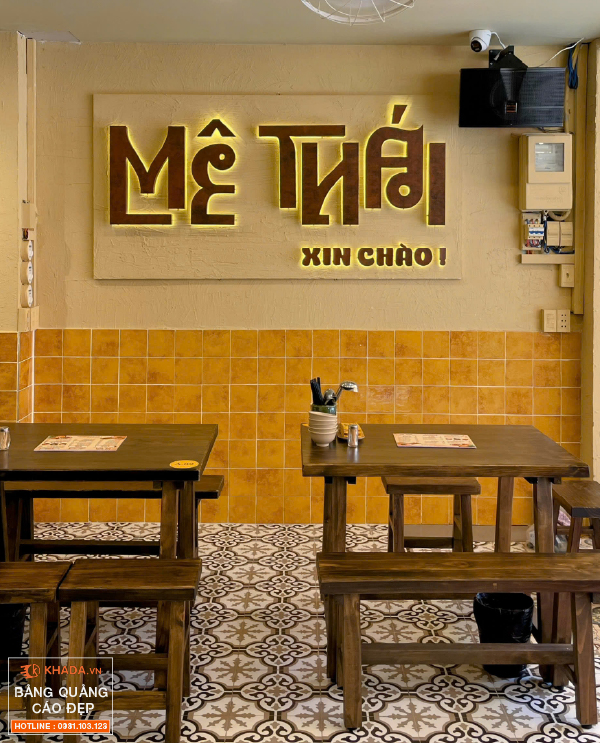 bảng hiệu quán Thái giúp không gian trở nên nổi bật, thu hút ánh nhìn ngay từ xa