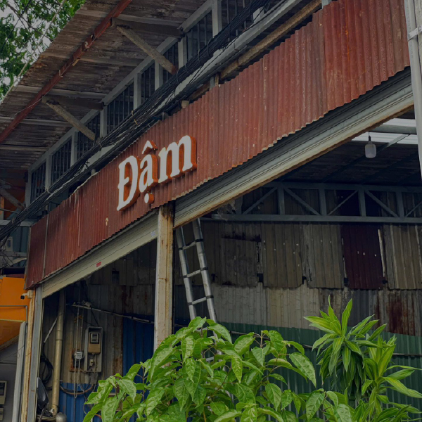 Xu Hướng Decor Quán Cafe Bằng Tôn Sơn Rỉ Sét Độc Đáo & Thu Hút | Khada Decor