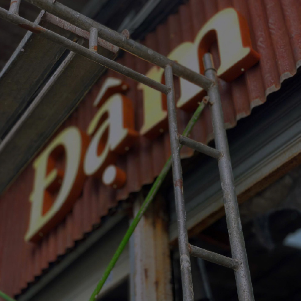 Xu Hướng Decor Quán Cafe Bằng Tôn Sơn Rỉ Sét Độc Đáo & Thu Hút