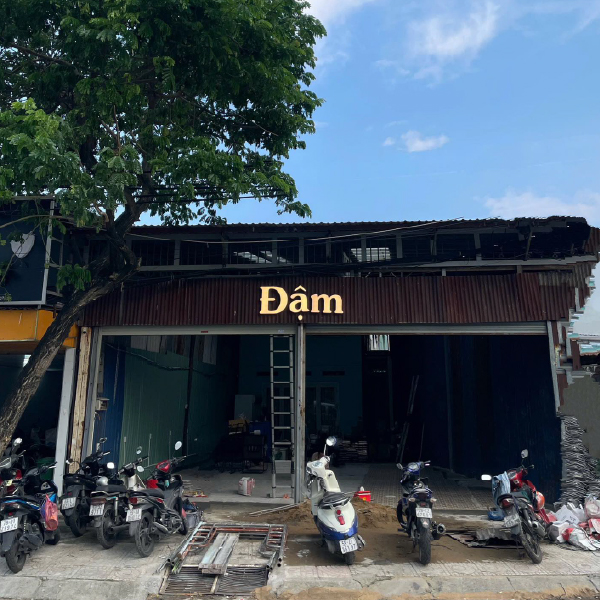 Xu Hướng Decor Quán Cafe Bằng Tôn Sơn Rỉ Sét Độc Đáo & Thu Hút