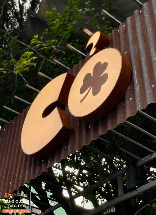 Thi công Chữ rỉ sét kết hợp cùng nền tôn rỉ sét- Cỏ Coffee 24/24 | Khada Decor