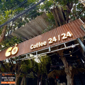 Thi công Chữ rỉ sét kết hợp cùng nền tôn rỉ sét- Cỏ Coffee 24/24 | Khada Decor