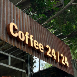 Thi công Chữ rỉ sét kết hợp cùng nền tôn rỉ sét- Cỏ Coffee 24/24 | Khada Decor
