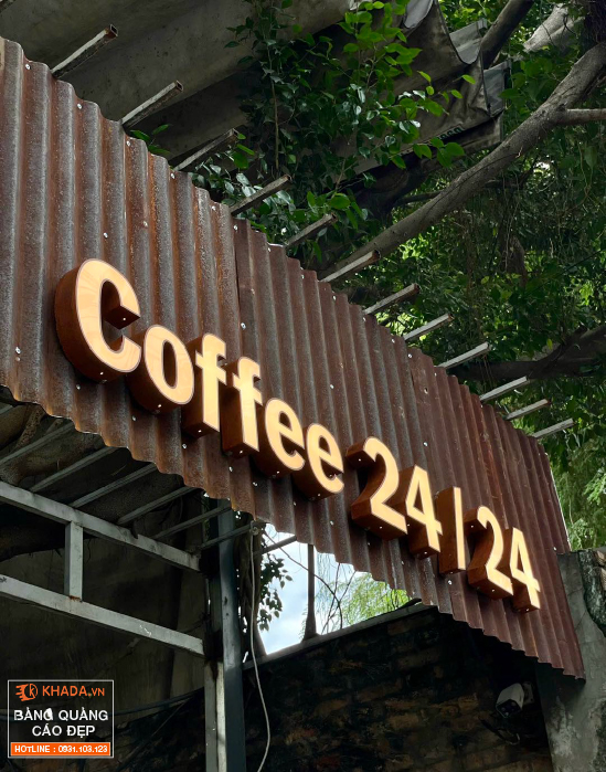 Thi công Chữ rỉ sét kết hợp cùng nền tôn rỉ sét- Cỏ Coffee 24/24