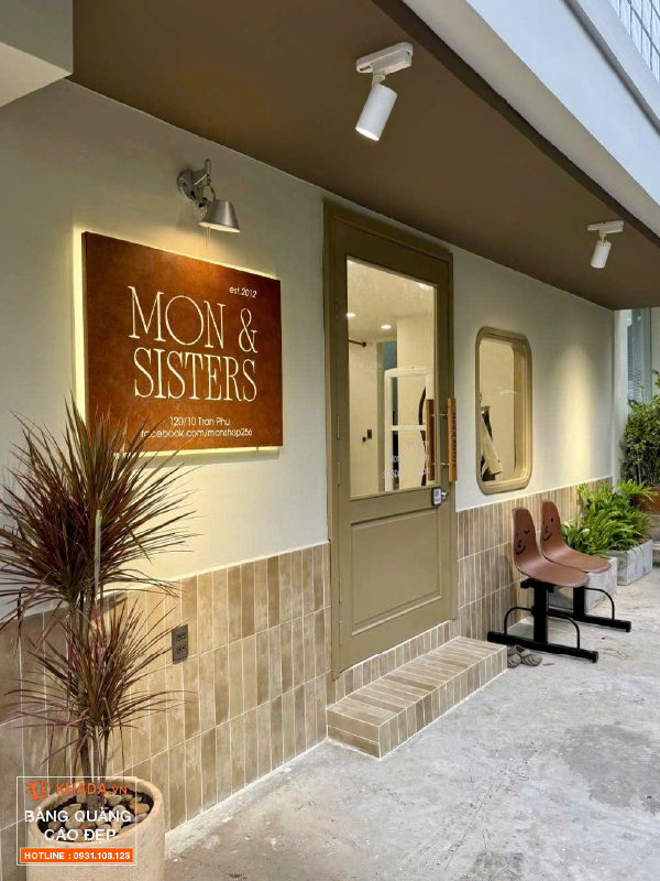 Thi công bảng hiệu rỉ sét cho shop quần áo Mon and Sisters Cần Thơ