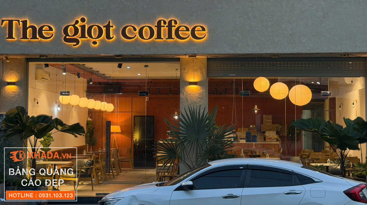 Bảng hiệu chữ nổi sơn rỉ sét chân mica sáng đèn vàng – The Giọt Coffee x Khada Decor