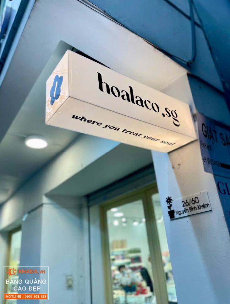 Hộp đèn mica hình chữ nhật in logo và slogan thương hiệu Hoalaco.sg x Khada Decor