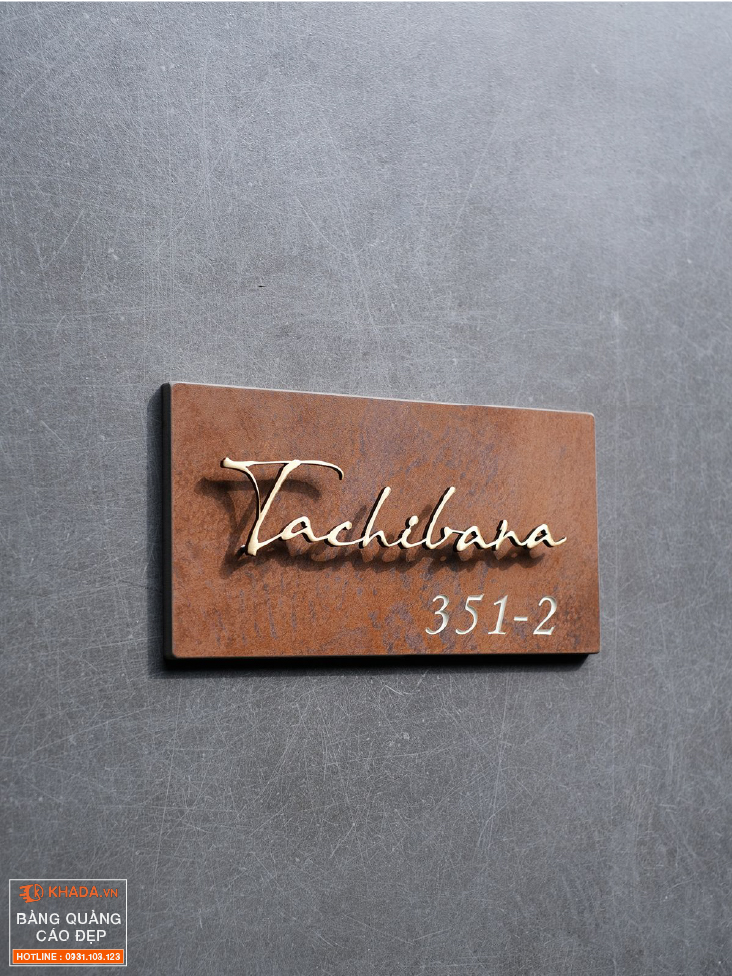 Decor bảng hiệu sơn rỉ sét dành cho dịch vụ lưu trú hiện đại