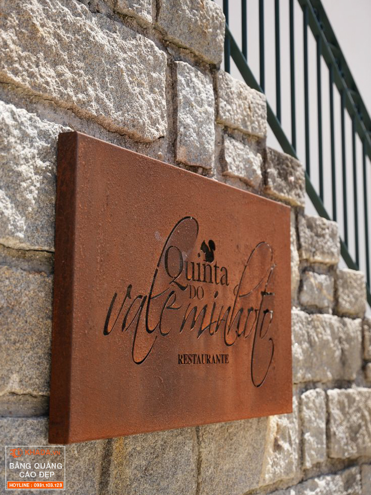 Decor bảng hiệu sơn rỉ sét dành cho dịch vụ lưu trú hiện đại
