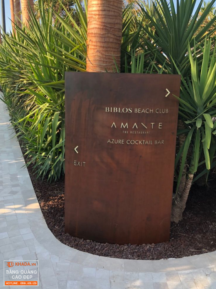 Decor bảng hiệu sơn rỉ sét dành cho dịch vụ lưu trú hiện đại