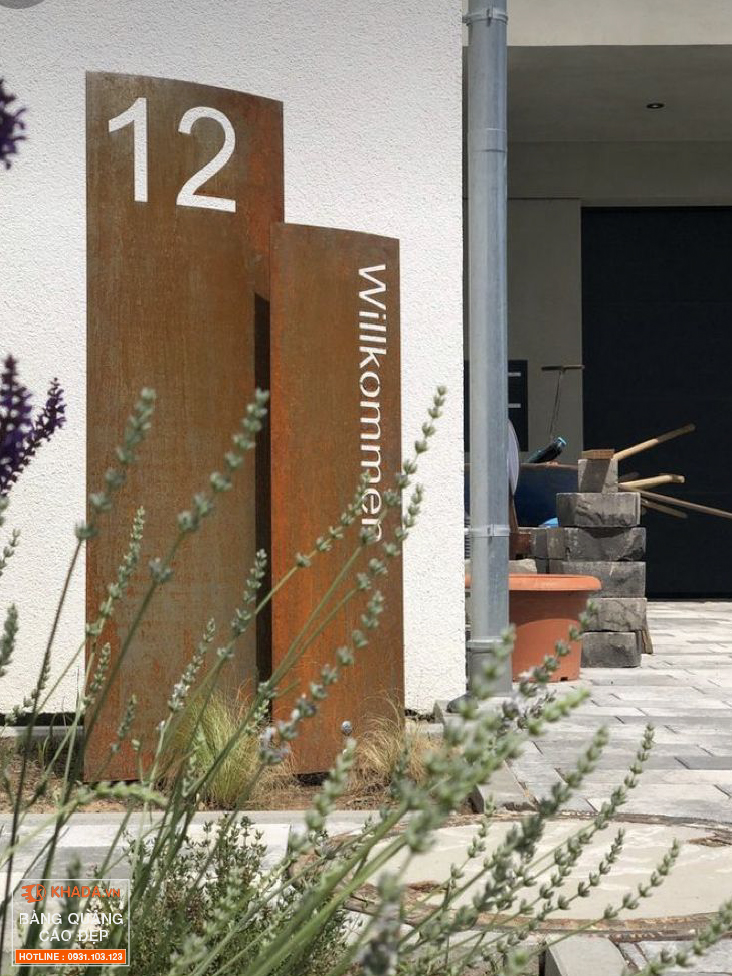 Decor bảng hiệu sơn rỉ sét dành cho dịch vụ lưu trú hiện đại