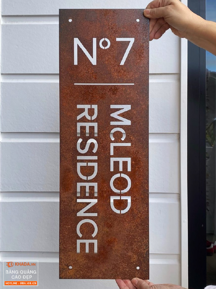 Decor bảng hiệu sơn rỉ sét dành cho dịch vụ lưu trú hiện đại