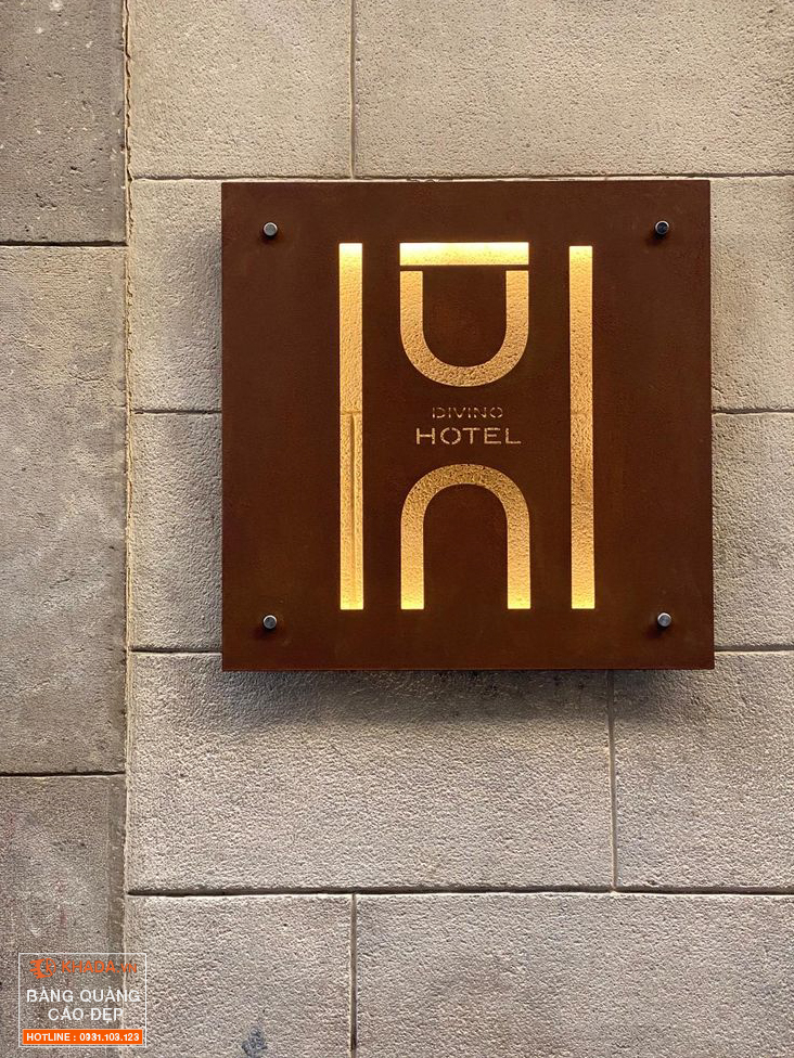 Decor bảng hiệu sơn rỉ sét dành cho dịch vụ lưu trú hiện đại