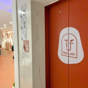 KHADA DECOR – Đối Tác Thi Công Bảng Hiệu Được Tea Joy Tin Tưởng
