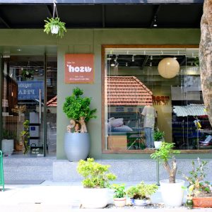 Bảng decor và chữ nổi rỉ sét gắn tường Hozu Hair Care