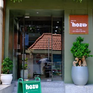 Bảng decor và chữ nổi rỉ sét gắn tường Hozu Hair Care