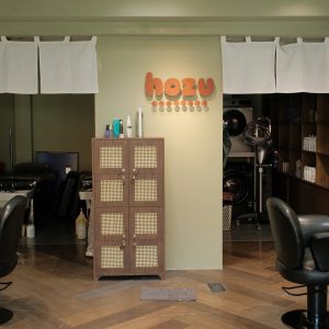 Bảng decor và chữ nổi rỉ sét gắn tường Hozu Hair Care