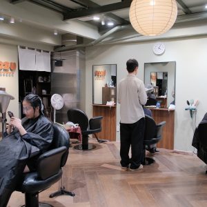Bảng decor và chữ nổi rỉ sét gắn tường Hozu Hair Care