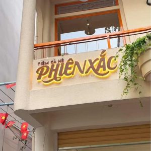 Bảng hiệu hộp đèn hiệu ứng rỉ sét Tiệm Cà Hê Phiên Xắc