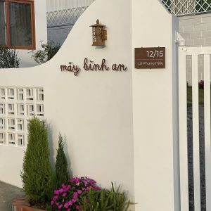 Chữ decor hiệu ứng rỉ sét Mây Bình An homestay Bảo Lộc
