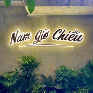 Thi công chữ nổi gắn tường sơn rỉ sét Năm Giờ Chiều