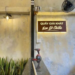 Thi công chữ nổi gắn tường sơn rỉ sét Năm Giờ Chiều