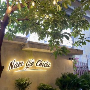 Thi công chữ nổi gắn tường sơn rỉ sét Năm Giờ Chiều