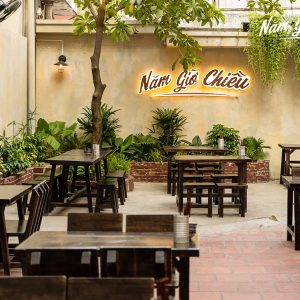 Thi công chữ nổi gắn tường sơn rỉ sét Năm Giờ Chiều