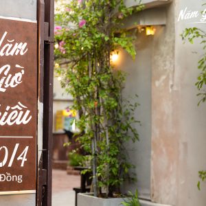 Thi công chữ nổi gắn tường sơn rỉ sét Năm Giờ Chiều