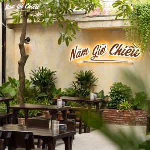 Thi công chữ nổi gắn tường sơn rỉ sét Năm Giờ Chiều
