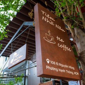 Decor Bảng Hiệu Gỉ Sét Tiệm Nhà Nâu Không Gian Ấm Áp Và Gần Gũi