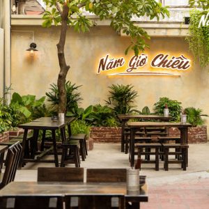 Thi công chữ nổi gắn tường sơn rỉ sét Năm Giờ Chiều | Khada Decor