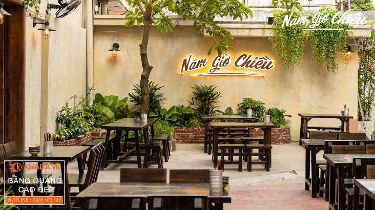 Thi công chữ nổi gắn tường sơn rỉ sét Năm Giờ Chiều | Khada Decor