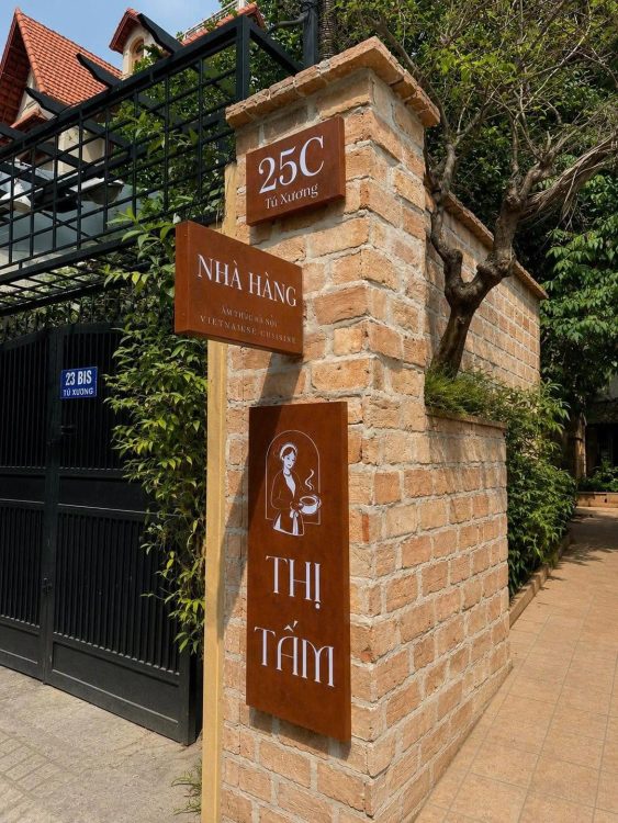 Thi công combo bảng hiệu rỉ sét mica âm đèn nhà hàng Thị Tấm Phường Xuân Hoà