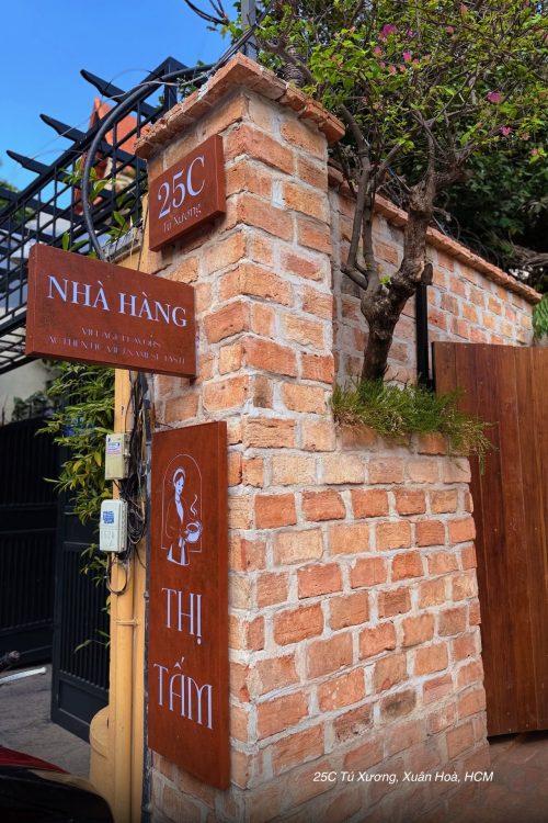 Thi công combo bảng hiệu rỉ sét mica âm đèn nhà hàng Thị Tấm Phường Xuân Hoà