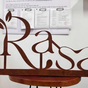 Bảng hiệu chữ nổi sơn rỉ sét | KHADA Decor