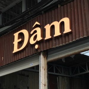 Bảng hiệu chữ nổi sơn rỉ sét | KHADA Decor