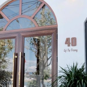 Bảng hiệu chữ nổi sơn rỉ sét | KHADA Decor