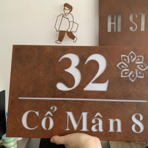Bảng hiệu Hộp đèn sơn rỉ sét | KHADA Decor
