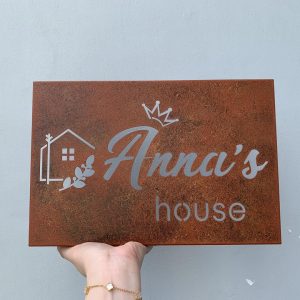 Bảng hiệu Hộp đèn sơn rỉ sét | KHADA Decor