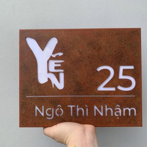 Bảng hiệu Hộp đèn sơn rỉ sét | KHADA Decor