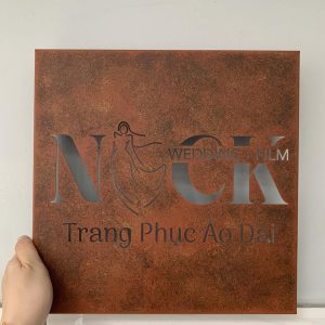 Bảng hiệu Hộp đèn sơn rỉ sét | KHADA Decor