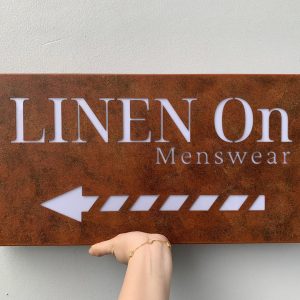 Bảng hiệu Hộp đèn sơn rỉ sét | KHADA Decor