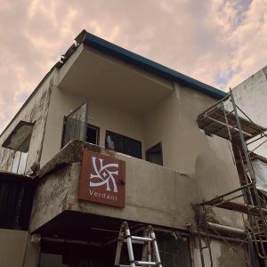 Bảng hiệu Hộp đèn sơn rỉ sét | KHADA Decor