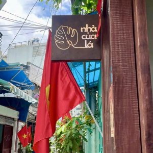 Bảng hiệu Hộp đèn sơn rỉ sét | KHADA Decor