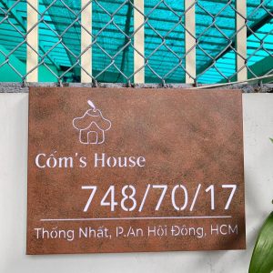 Bảng hiệu Hộp đèn sơn rỉ sét | KHADA Decor